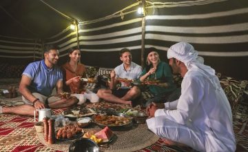 Cena nel deserto di notte a Dubai